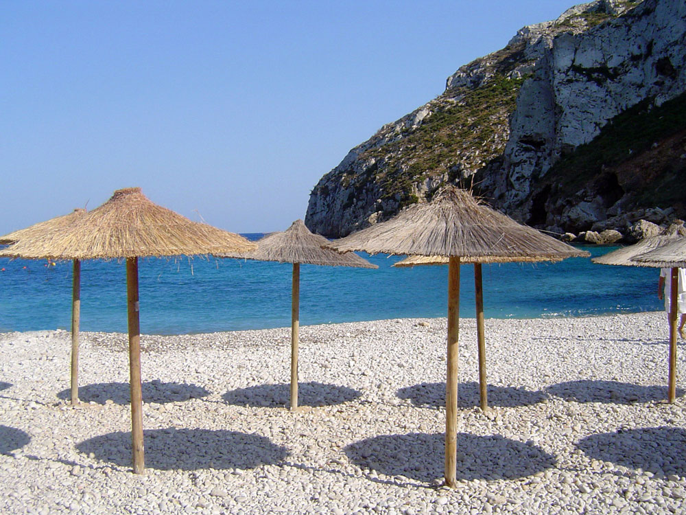 Bucht Cala Granadella: Sie ist eine entzückende Bucht mit Steinkegeln und Felsen auf einem Gebiet von etwa 220 Metern Länge und 24 Metern Breite, mit einem ruhigen Wellengang, was das Baden hier sehr angenehm macht